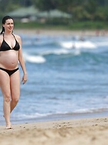 Anne Hathaway Bikini Pics